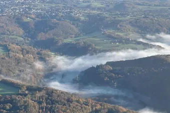 Morgenendlicher Nebel im Tal