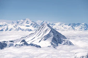 Hoch über den Wolken, der Blick auf die Alpen