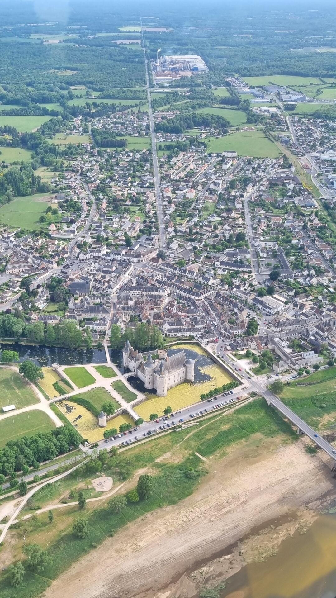 Vue aérienne de Sully sur Loire et de son château