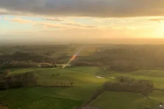 Admirons le coucher de soleil depuis le ciel !
