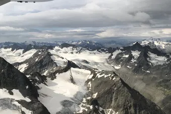Alpen Rundflug mit Aussicht auf die Tiroler Berge