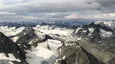 Alpen Rundflug mit Aussicht auf die Tiroler Berge