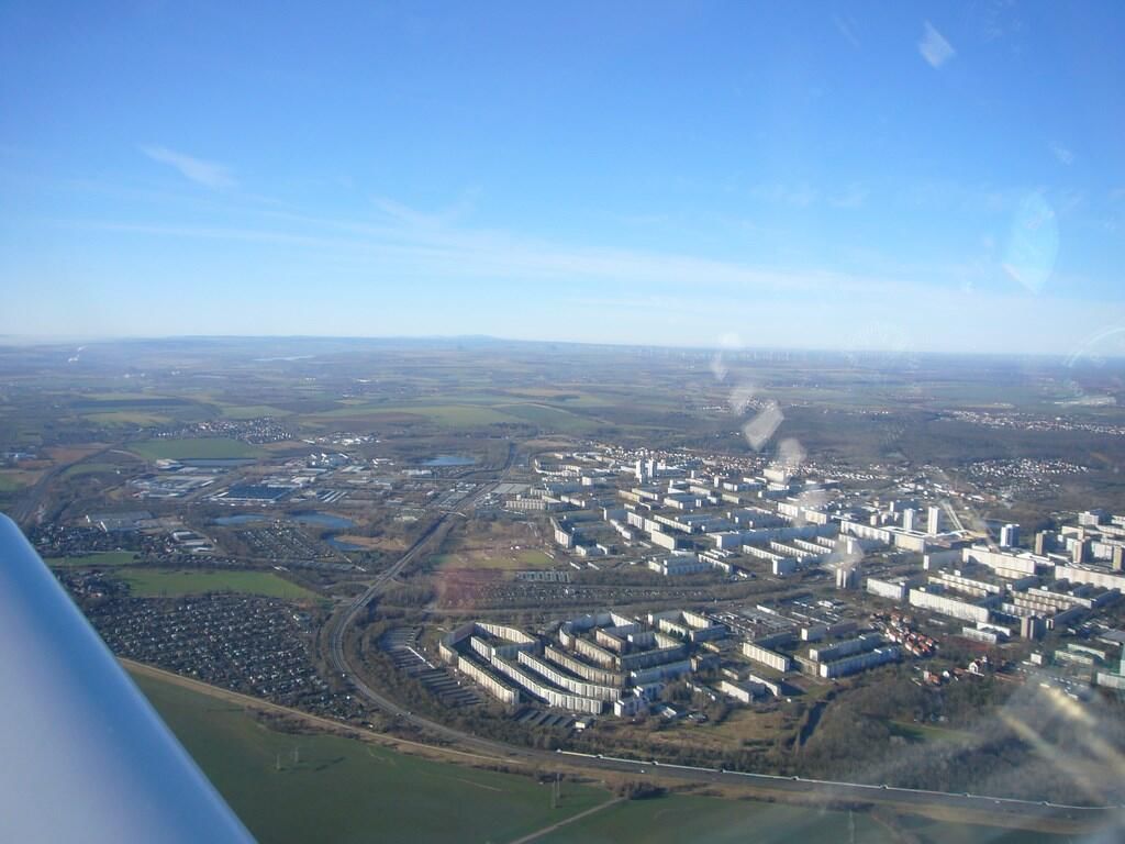 Blick zum Brocken über Halle-Neustadt