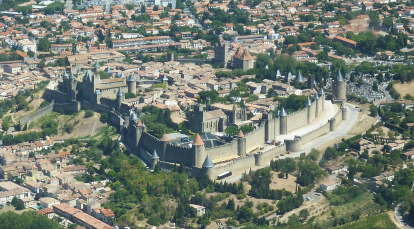 Châteaux Cathares et lacs autour de la cité de CARCASSONNE
