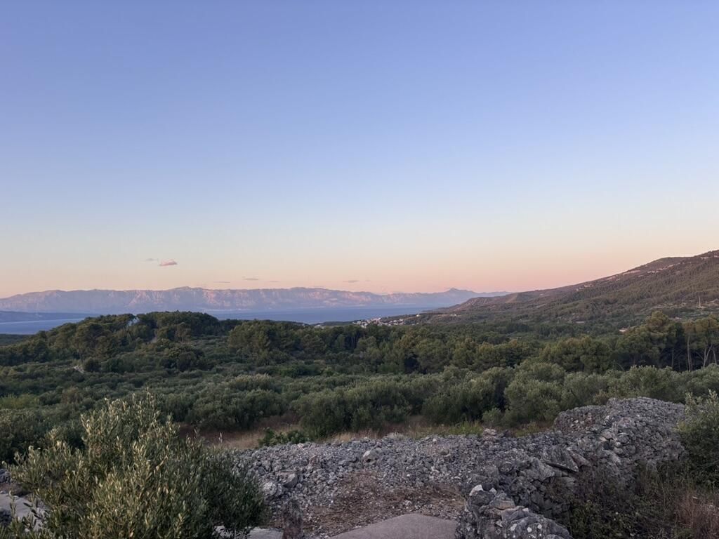 Die Bergkette auf dem Festland, von der Insel Hvar aus