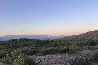 Die Bergkette auf dem Festland, von der Insel Hvar aus
