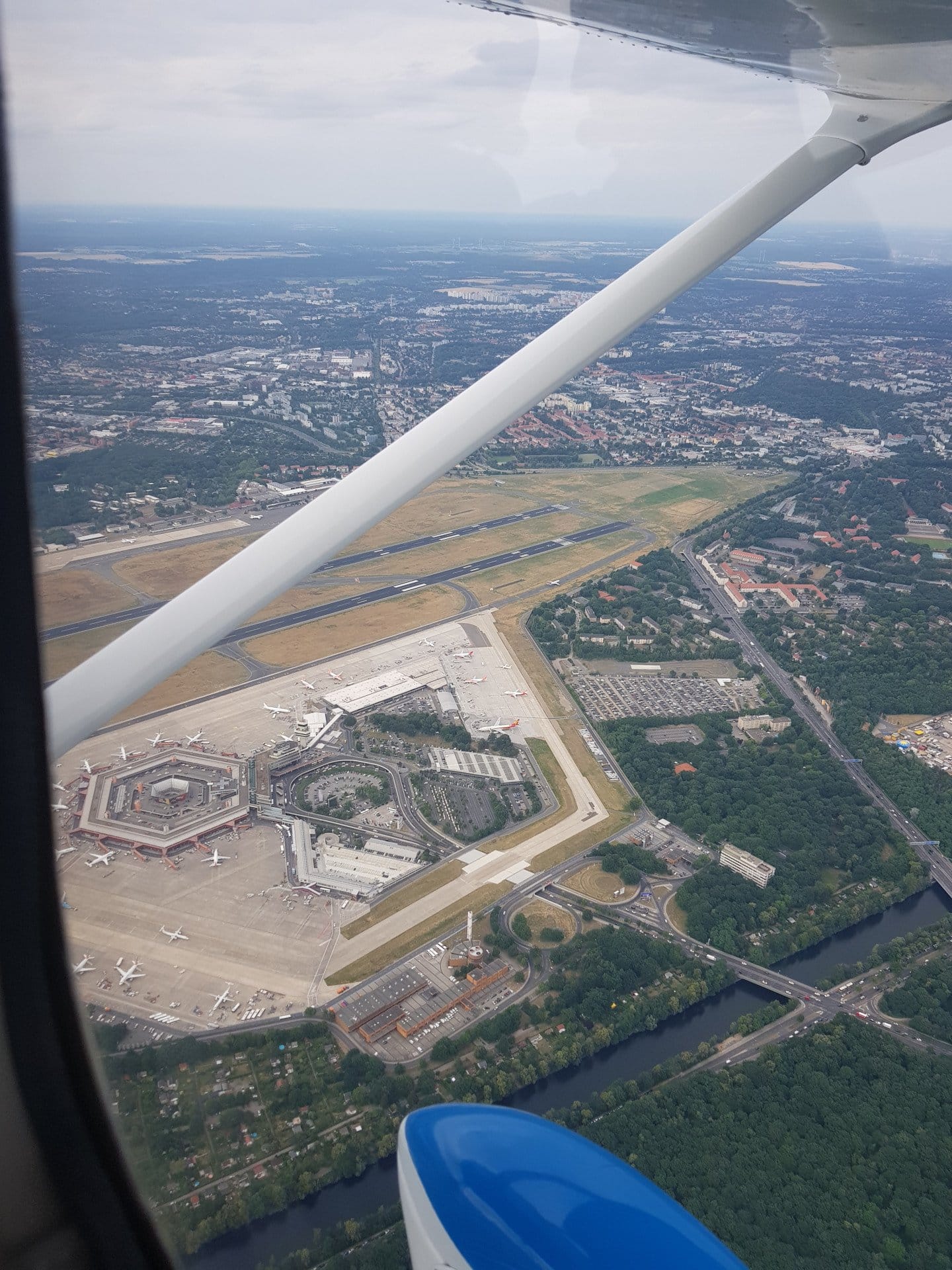 Rundflug über Berlin und Potsdam mit Tiefanflug BER C152