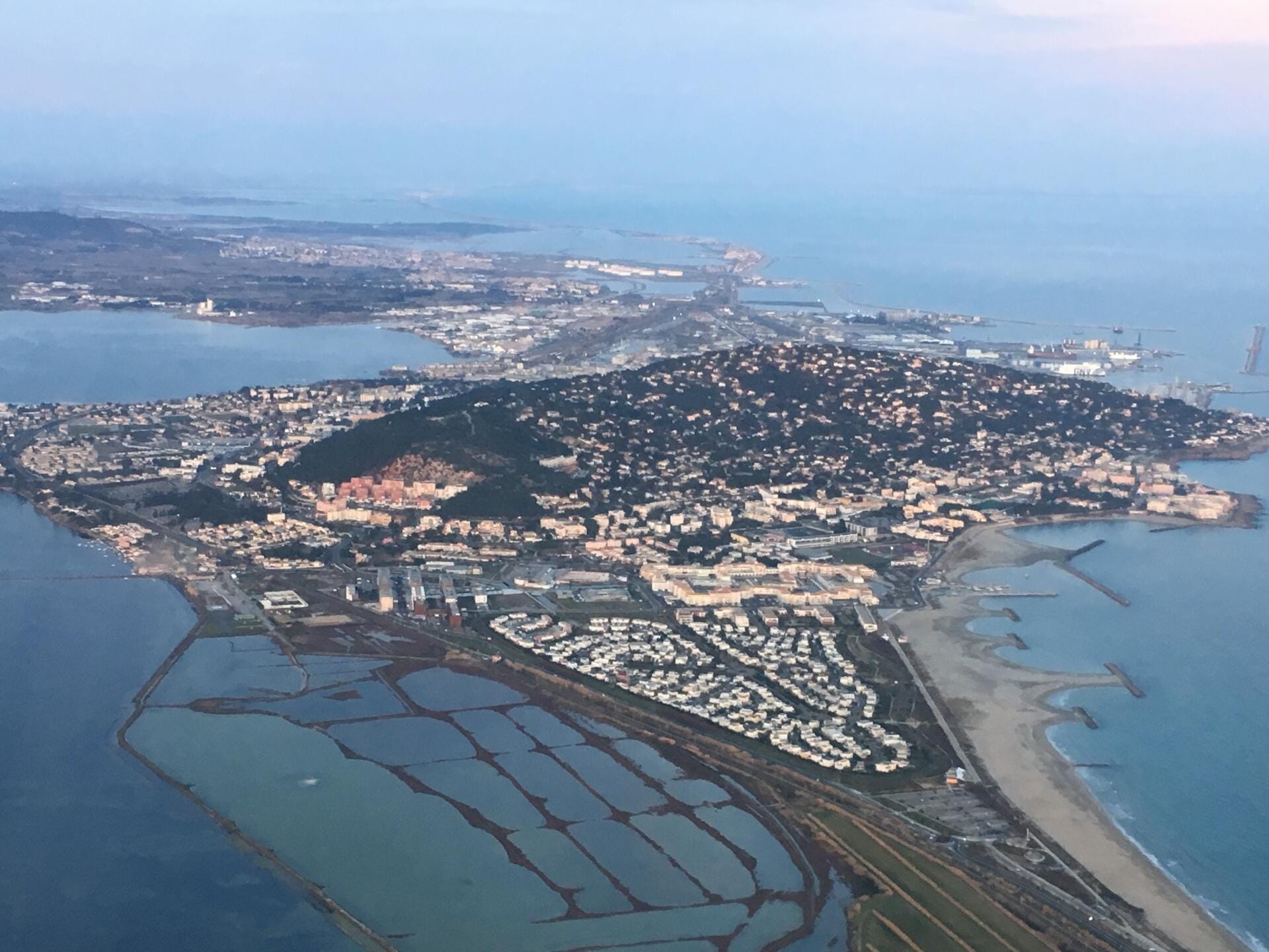 Sète l’étang de Thau et ses parcs à huitres - France