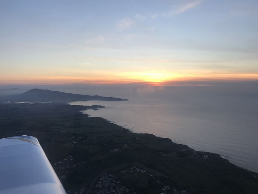 Vol coucher du soleil vers la côte