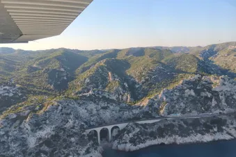 Balade aérienne dans la baie de Marseille et les calanques