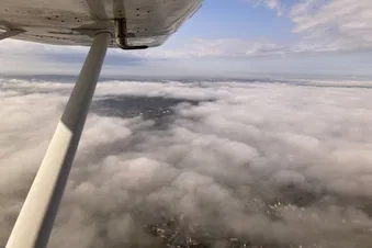 Le parc Astérix ressortant de la mer de nuages