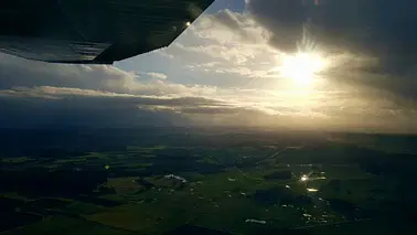 Romantischer Flug der untergehenden Sonne entgegen (N)