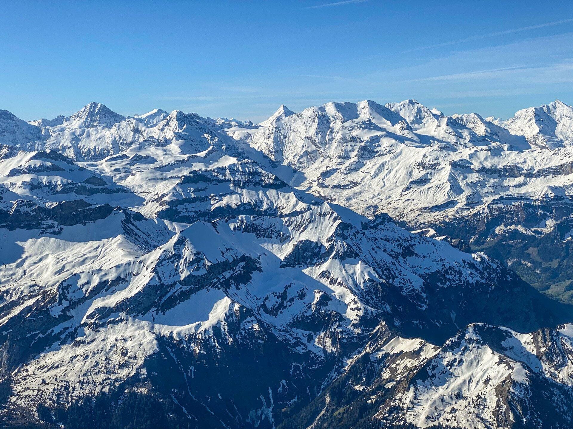 La splendeur des Alpes bernoises depuis Gruyères en avion