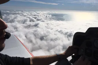 Au dessus de Noirmoutier, à une centaine de mètres de la couche nuageuse.