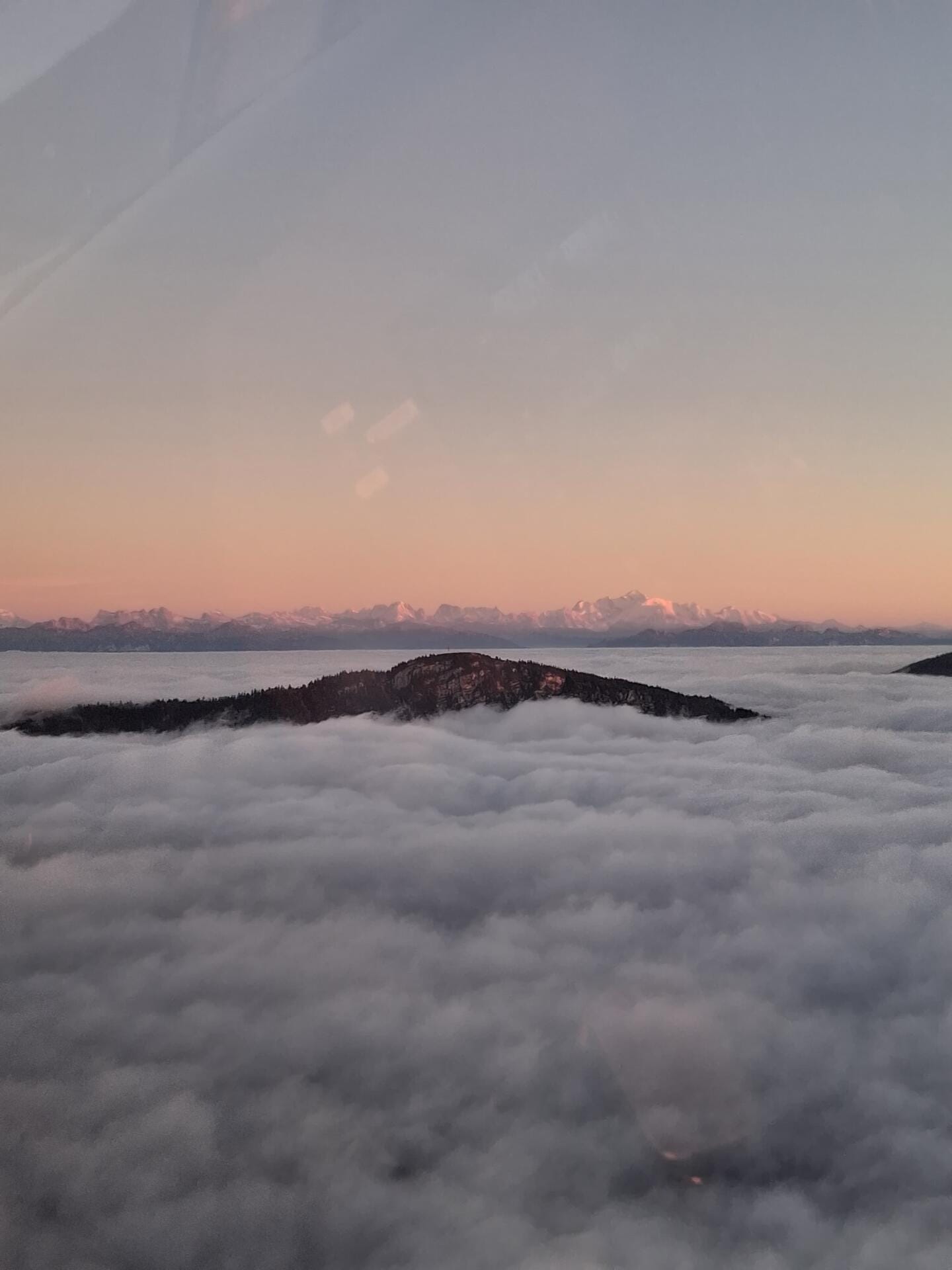 Ciel en feu sur les montagnes : vol crépusculaire .