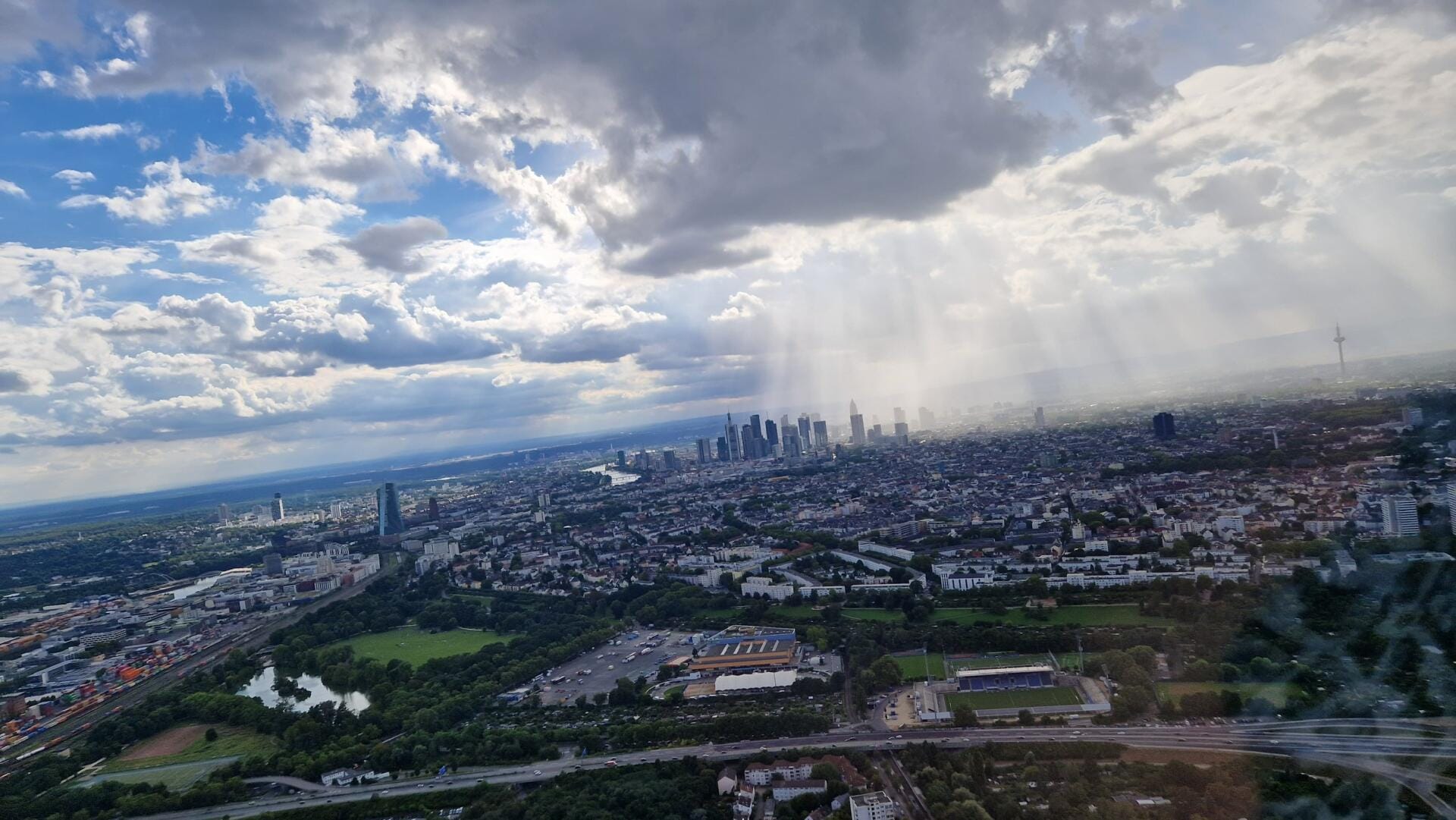 Großer Flug über Rhein-Main-Gebiet mit Frankfurt Skyline