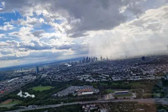 Großer Flug über Rhein-Main-Gebiet mit Frankfurt Skyline