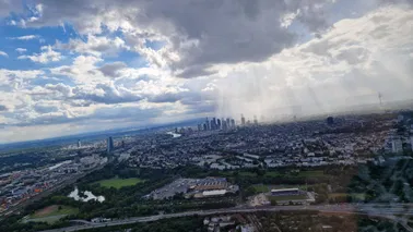 Großer Flug über Rhein-Main-Gebiet mit Frankfurt Skyline