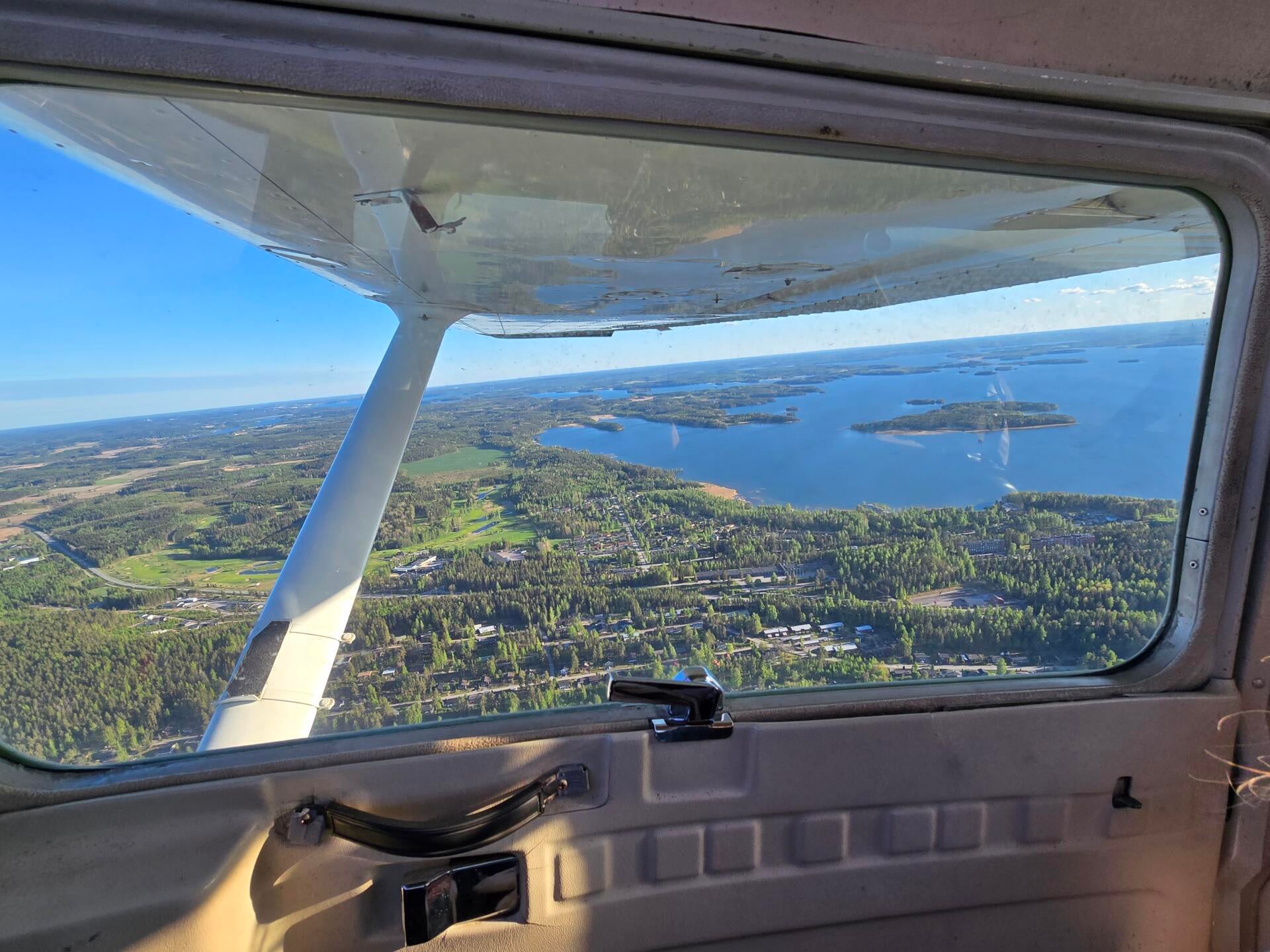 Cessna 152 on a sightseeing flight near the lake Vesijärvi.