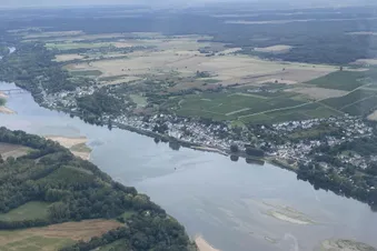 Survol des vallées de la Loire et châteaux environnants