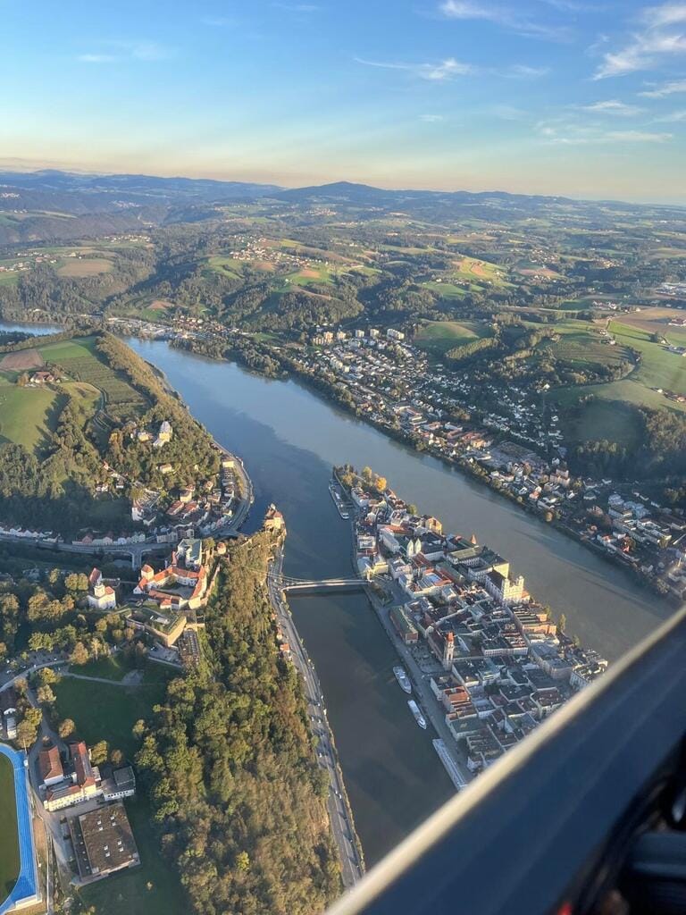 Panoramaflug über Salzburg: Altstadt, Hohensalzburg, Salzkammergut und Alpen