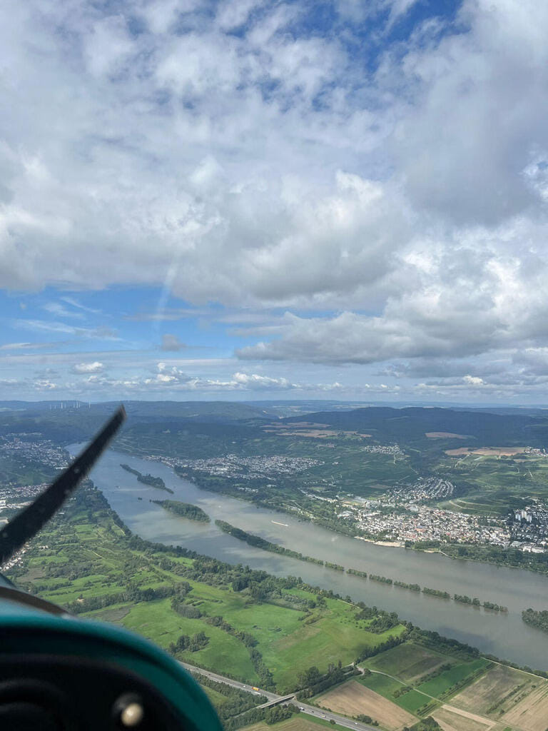 Rundflug über Frankfurt und Umgebung: Skyline, Main und Rheintal aus der Vogelperspektive