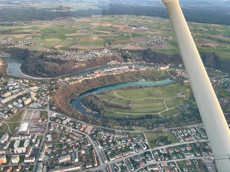 Panoramaflug über Salzburg: Altstadt, Hohensalzburg, Salzkammergut und Alpen
