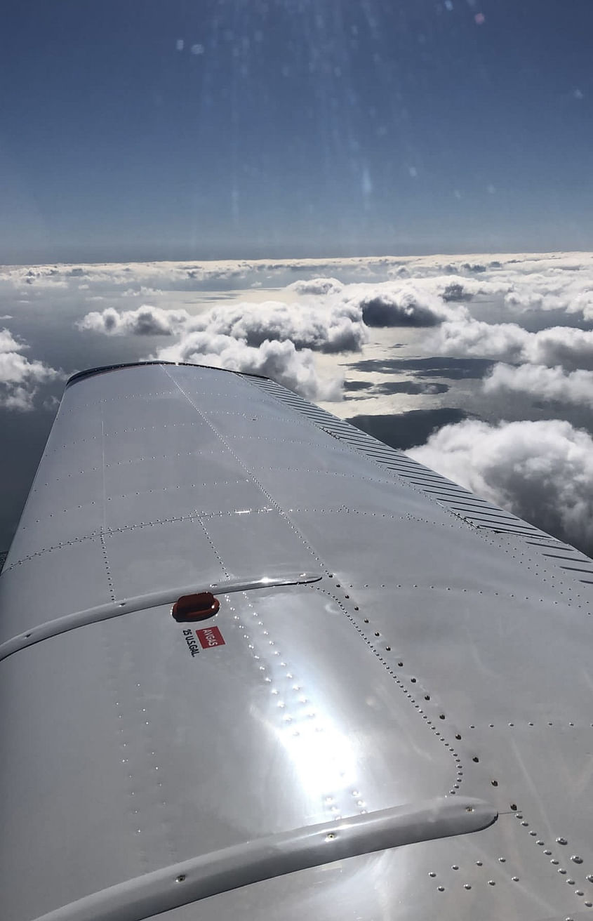 Heiratsantrag über den Wolken und über dem Meer