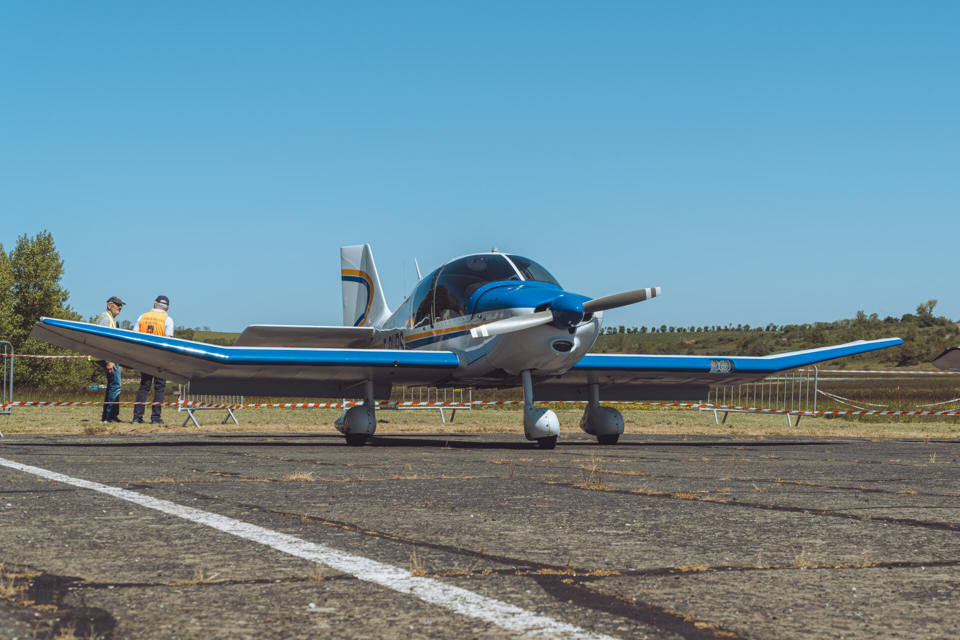 DR-400 sur le parking de l'aérodrome