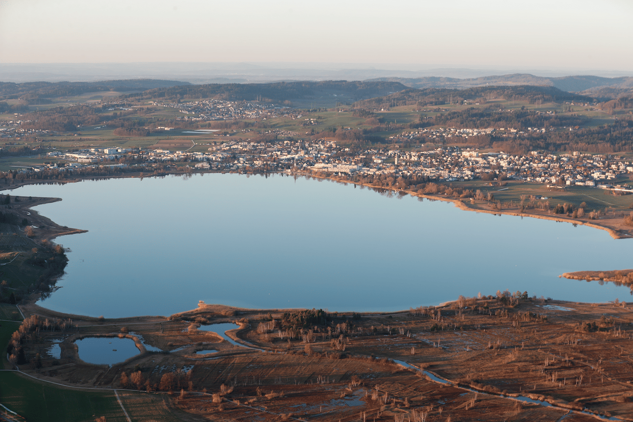 Blick auf den Pfäffikersee im Abendlicht