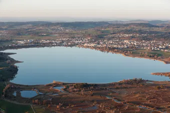 Blick auf den Pfäffikersee im Abendlicht