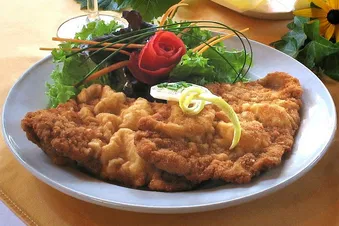 Fliegen und Schnitzel essen in Halle/Oppin