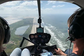 Hubschrauberrundflug an der Weser und den Nordseeinseln.
