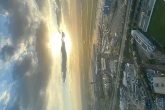 Rundflug über Düsseldorfer Flughafen, Altstadt und Rheinturm