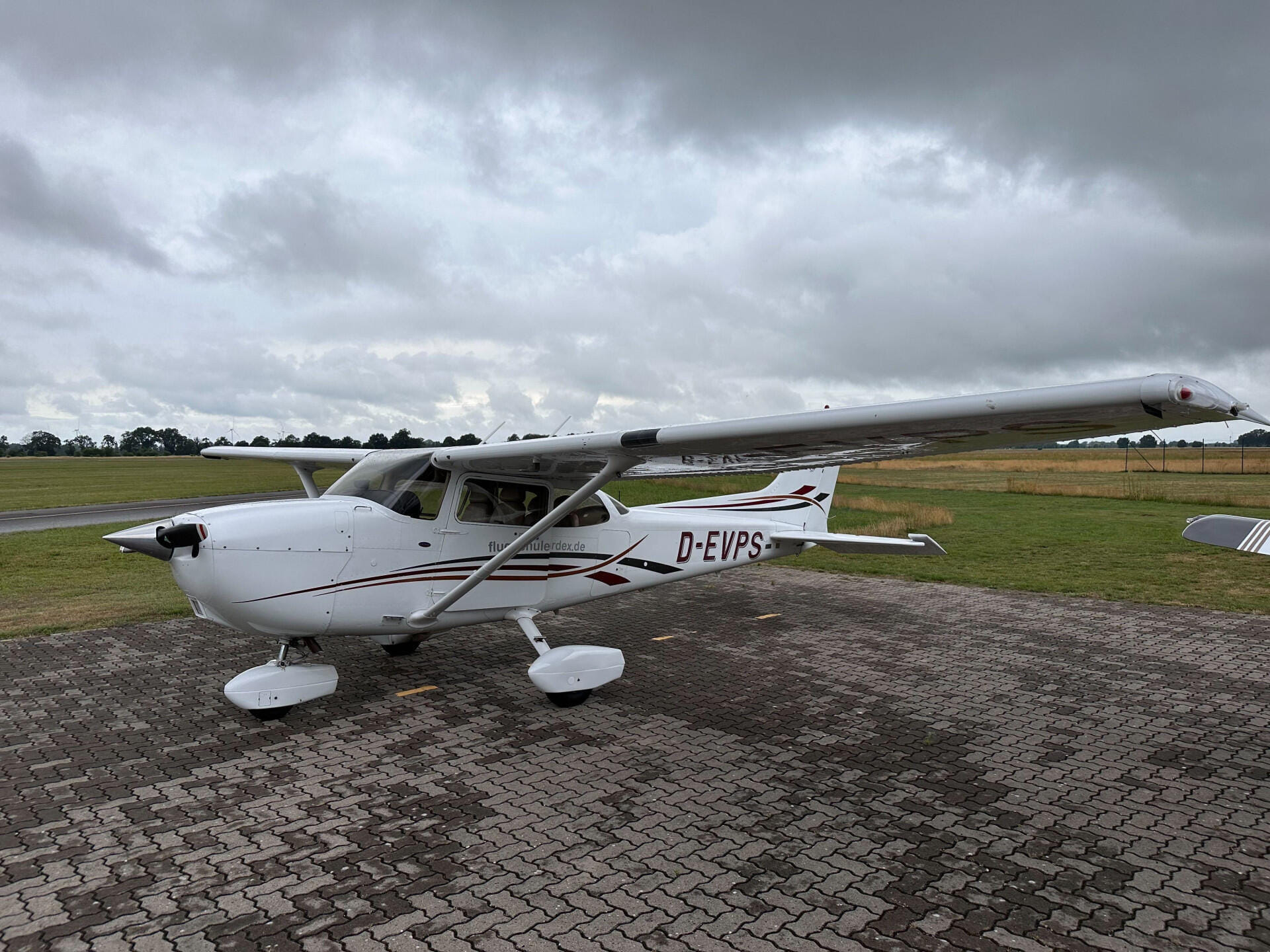 Cessna 172 von schraeg vorne
