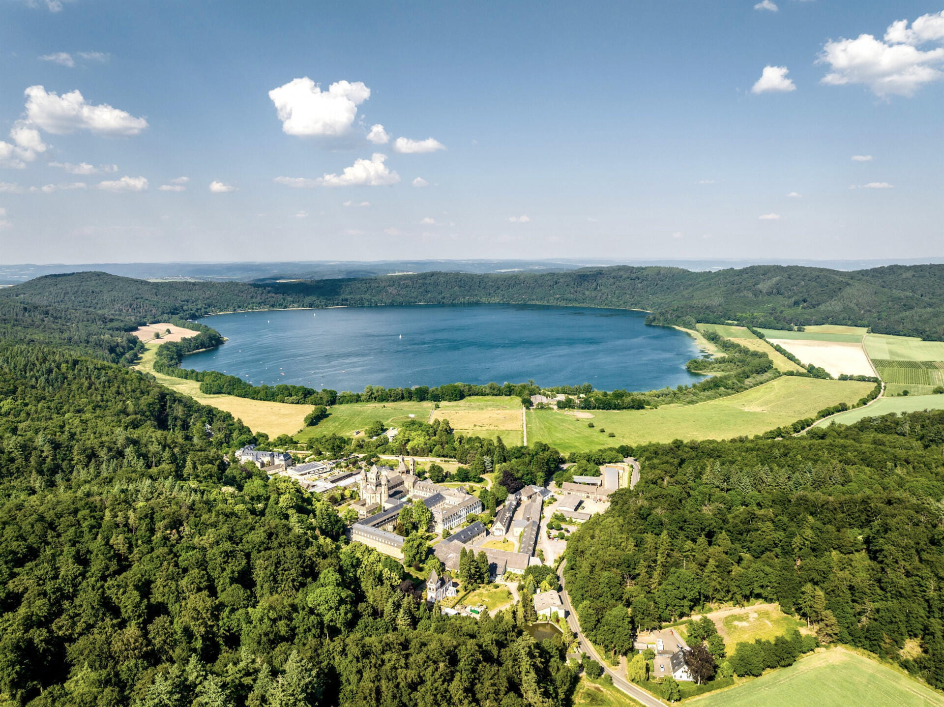 Rundflug über die Eifel mit Maaren, Seen und Nürburgring
