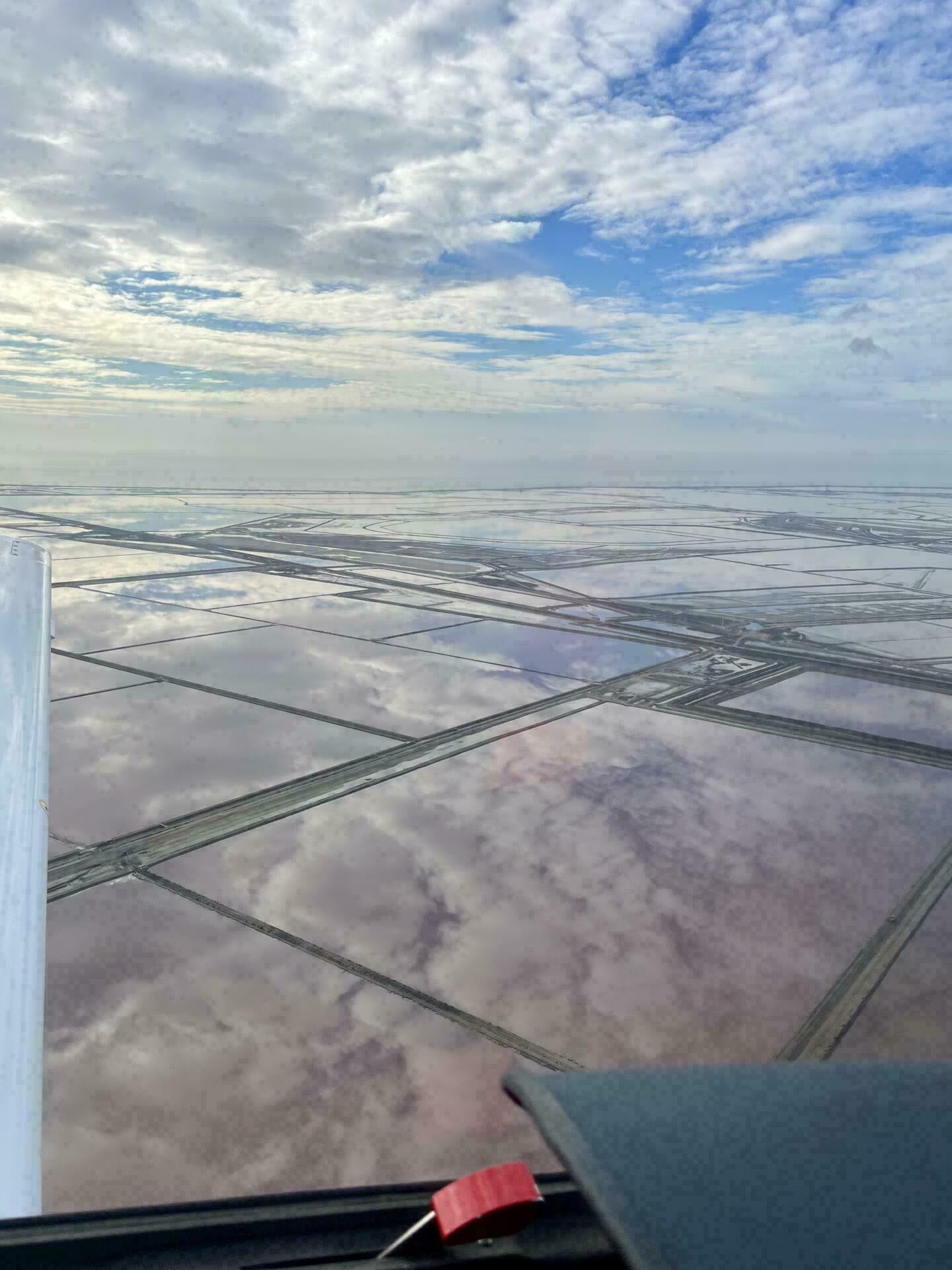 Le reflet des nuages sur les salins
