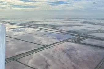 Le reflet des nuages sur les salins