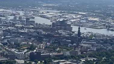 Hamburg und der Hafen.