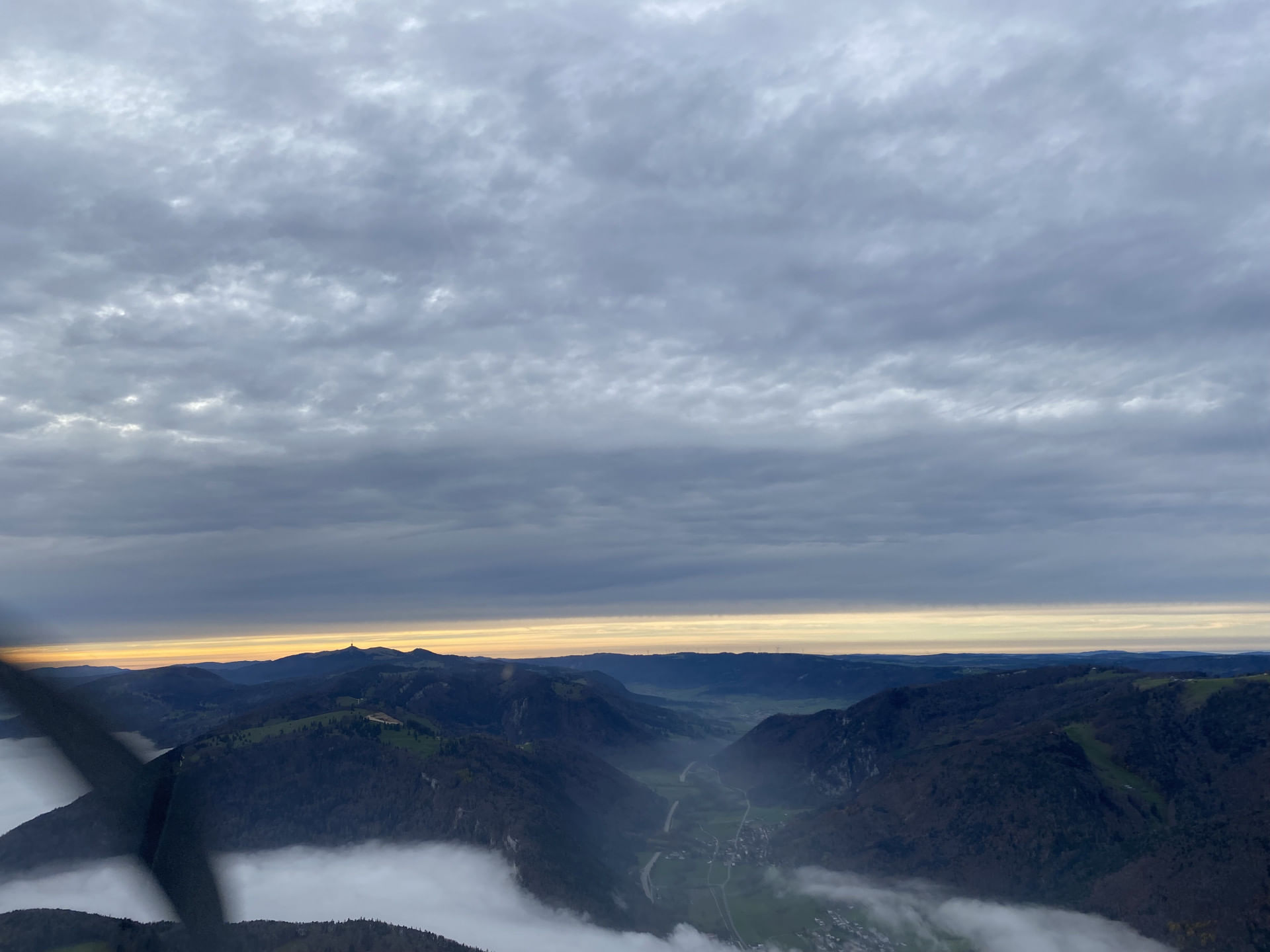 Flug bei Sonnenuntergang durch die Jurahügel.