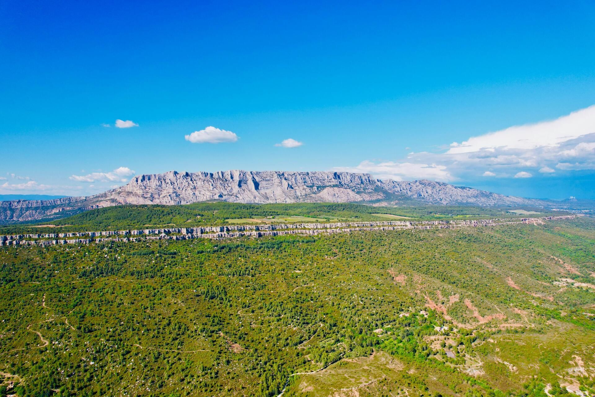 Balade aérienne autour de la sainte victoire