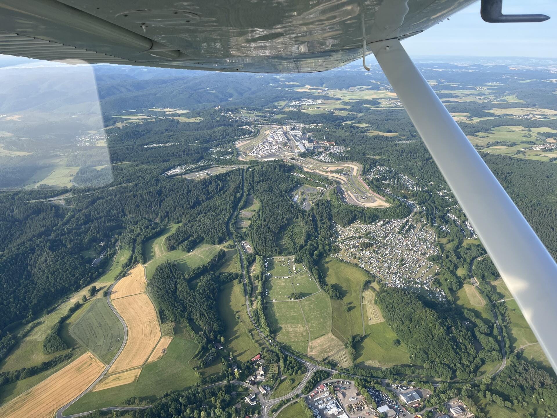Benzin im Blut? Rundflug zum Nürbrugring und Peterslahr