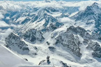 Hinter dem Titlis eröffnet sich die unendliche Alpen-Welt!