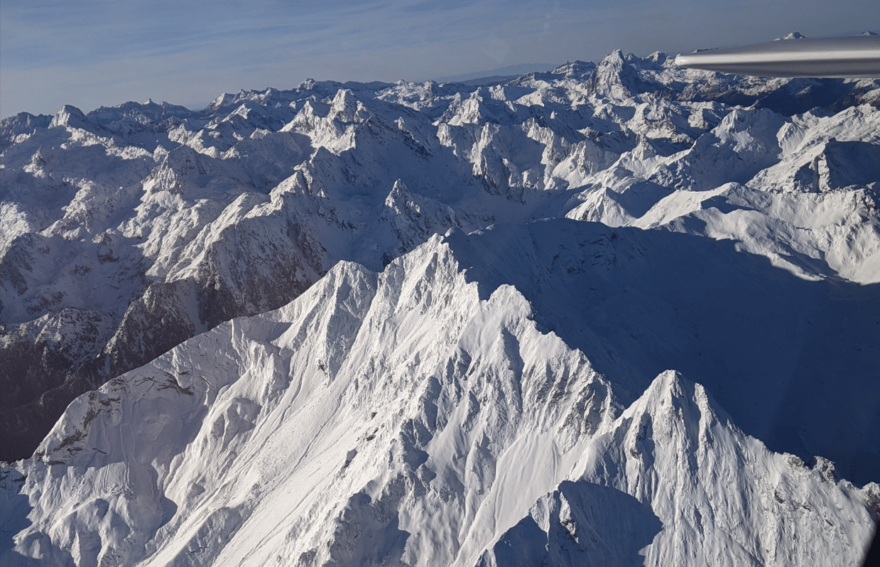 Survol des Pyrénées le soir