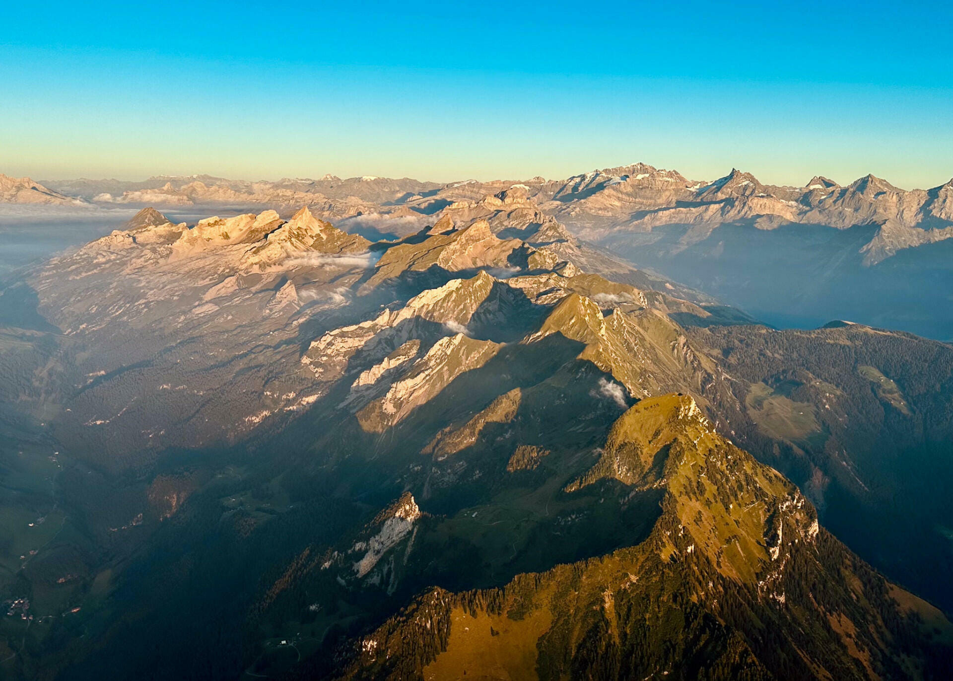 Abendliche Stimmung über Altdorf mit Blick in der Glarner Alpen