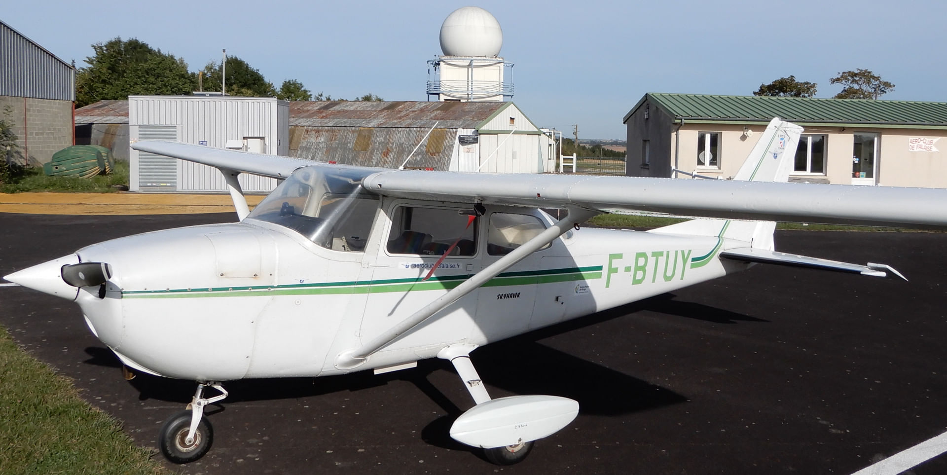 Quadriplace confortable à ailes hautes (idéal pour les photos).