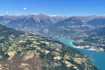 Embrun et le massif des Orres en arrière plan