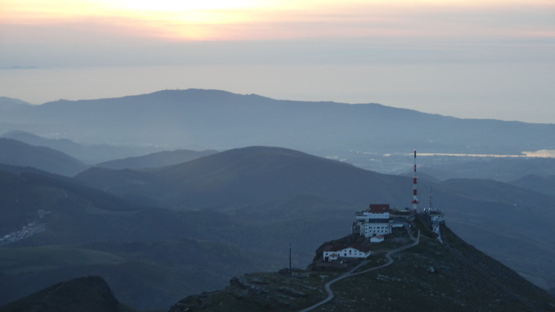 Vol coucher du soleil vers la côte