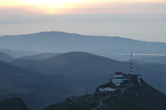 Vol coucher du soleil vers la côte