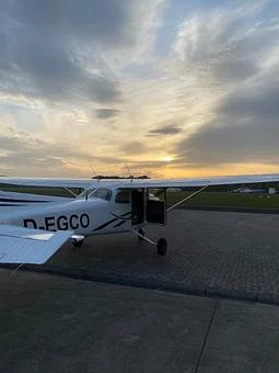 Cessna 172 M bei Sonnenuntergang